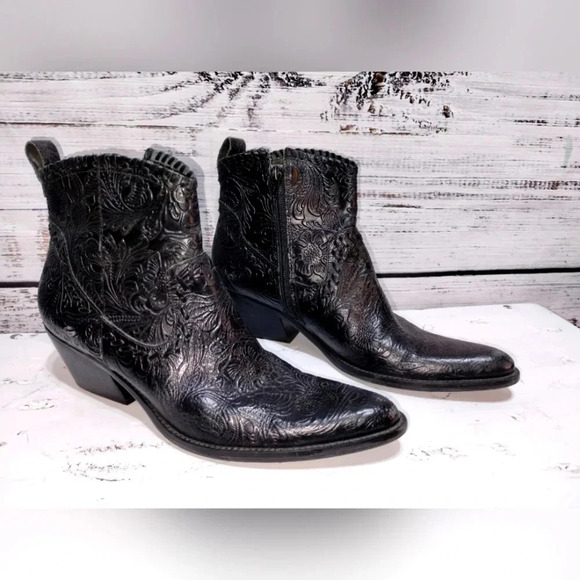 Gianni Bini Black Tooled Leather Western Ankle Boots Size 7 Cowgirl Pointed - Picture 1 of 7